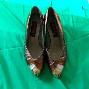 Vintage Vaneli East pump